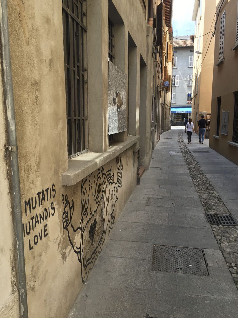 reggio emilia via roma narrow street
