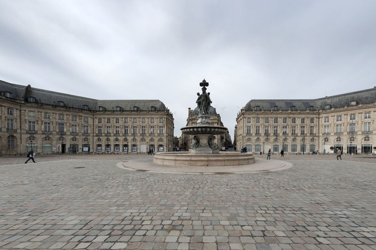things to do in bordeaux place de la bourse