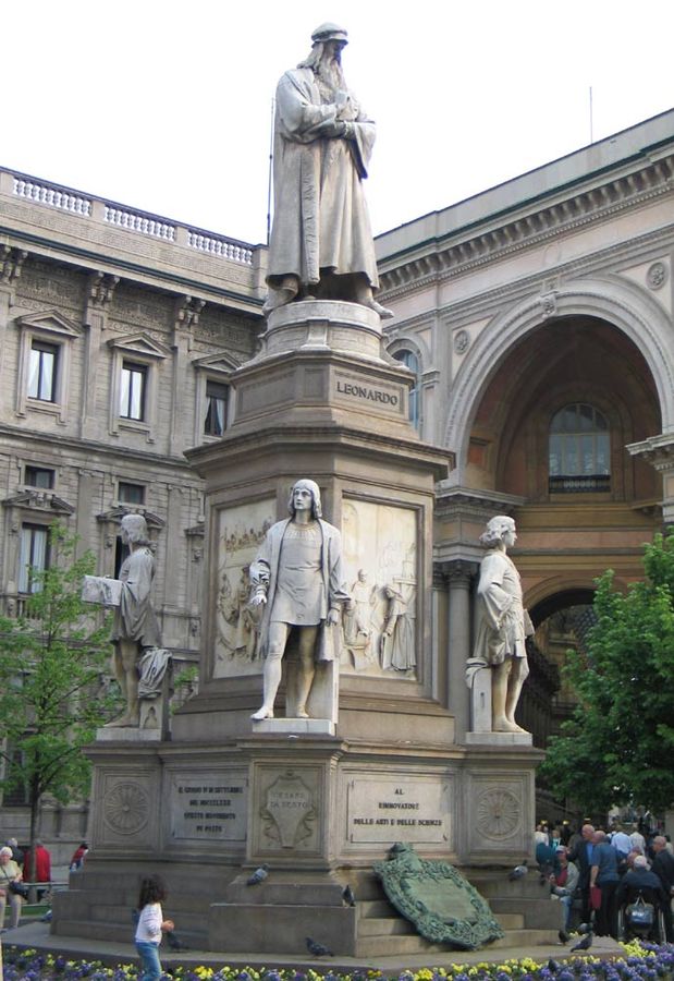 Leonardo Statue Piazza della Scala Milan