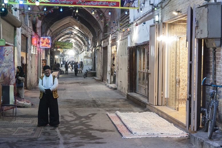 isfahan bazaar man