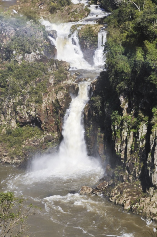 iguazu waterfall rocks