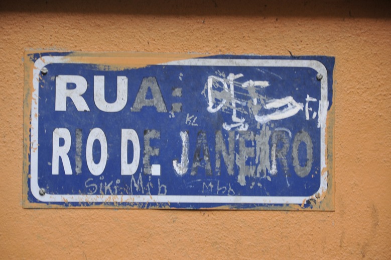 favela rocinha rio street sign