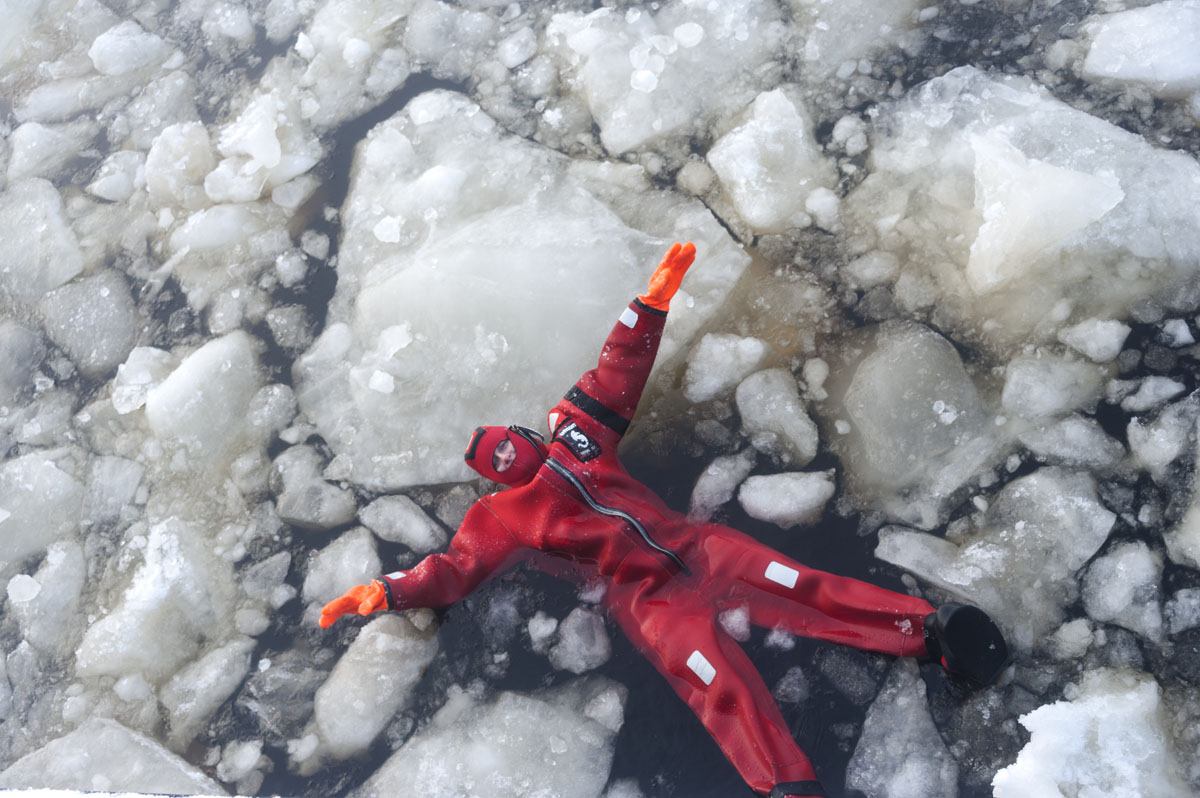 icebreaker sampo ice swimming red