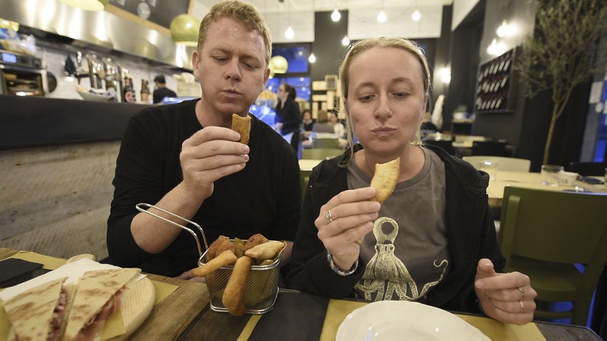 Pretesto milan street food panzerotti eating