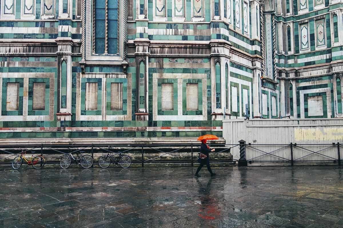  muž chůze od duomo Florencie